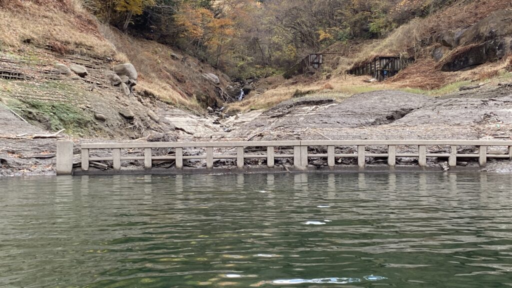 普段は見られない湖底の橋