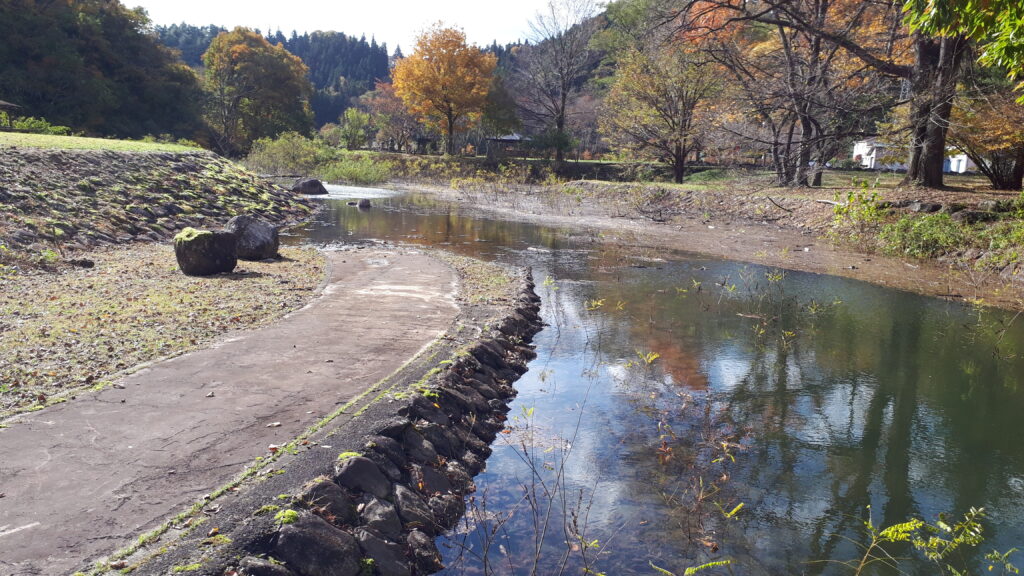 上流のキャンプ場方面