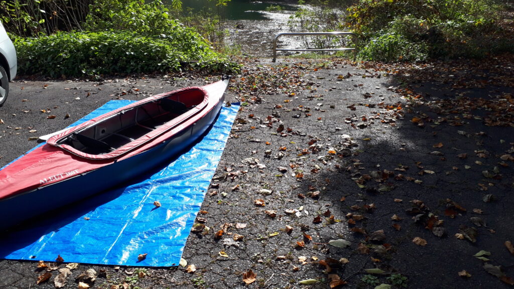 組立は駐車場で