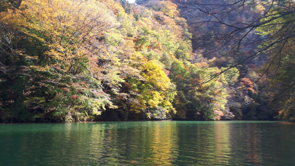 駒形峡を抜け赤谷湖へ