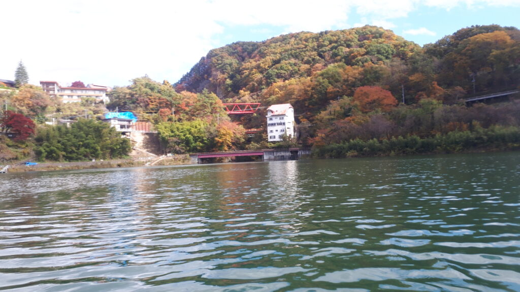 赤い橋の奥が駒形峡