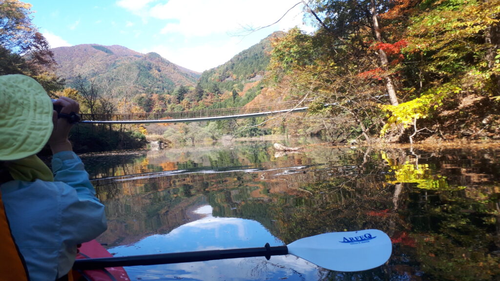 橋をくぐり上流に向かう