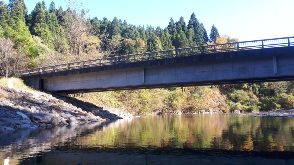 猿ヶ京カッパ広場を越え、湯島オートキャンプ場方面へ