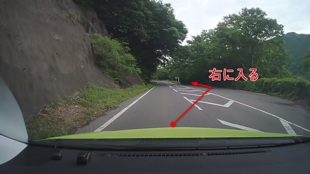 ここを右に入る