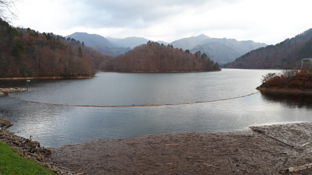 奥利根湖は冬の様相で寒々としていた