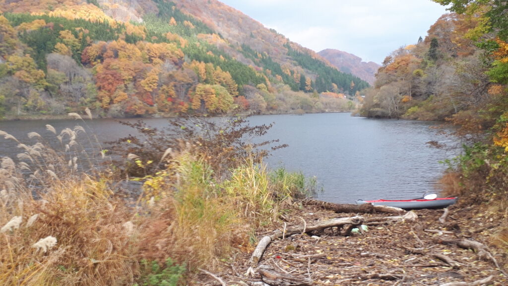 藤原湖畔公園横山グラウンドそばに上陸