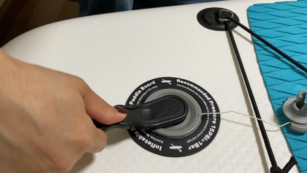 付属工具でしっかりと締め直し