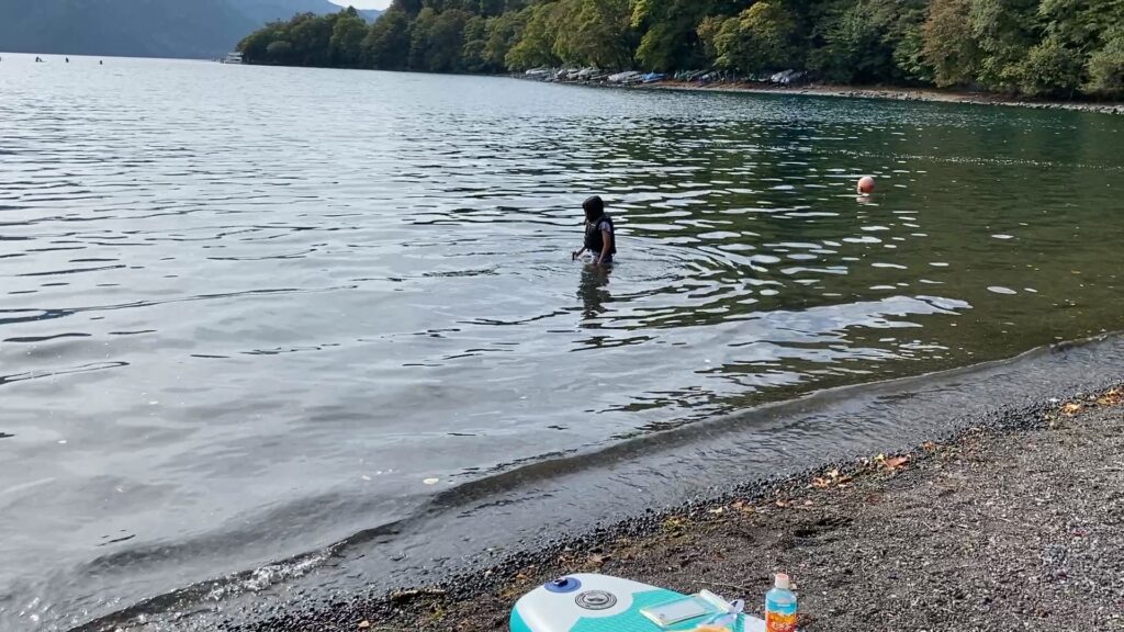 浅瀬では水遊び