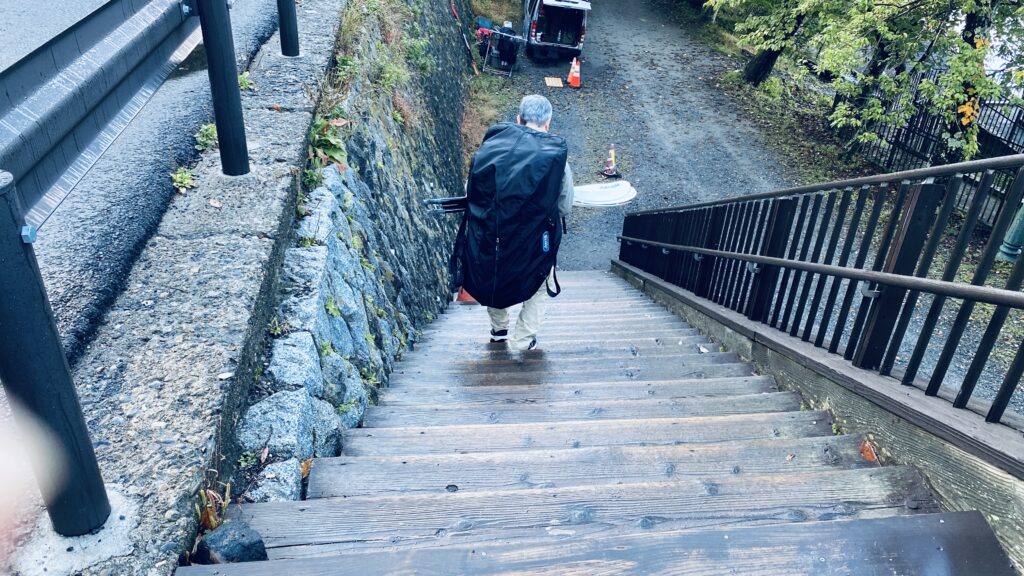 階段を降りて湖畔へ