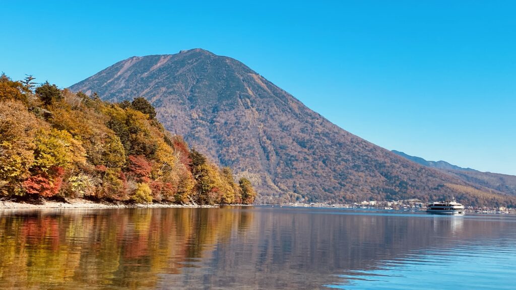 八丁出島と男体山