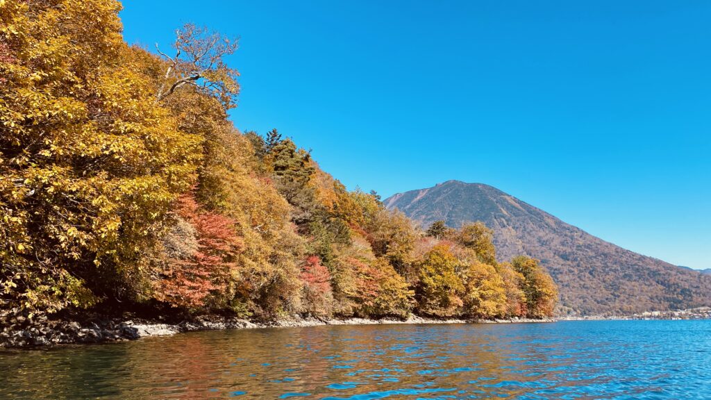八丁出島と男体山
