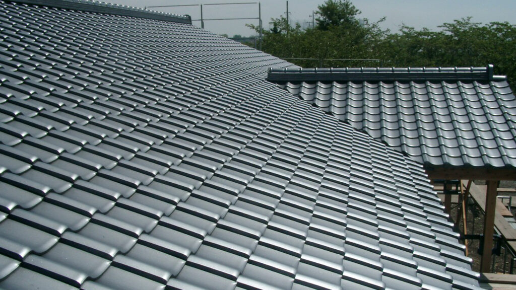 「住宅の和瓦屋根。瓦の質感と屋根工事の様子が分かる建築写真」