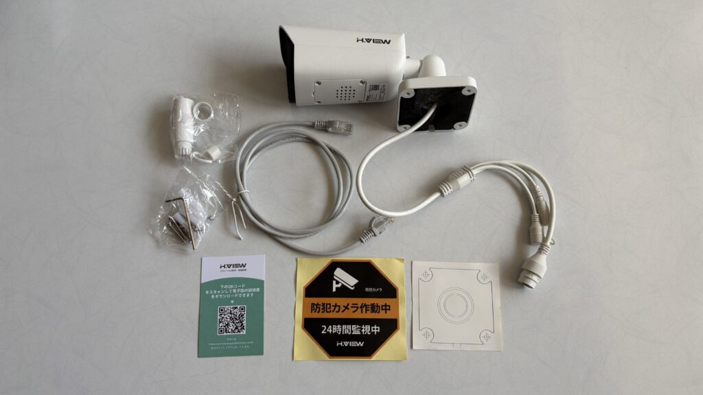 HV‑500G10A5本体とLANケーブル、固定金具、防犯カメラ作動中のシール