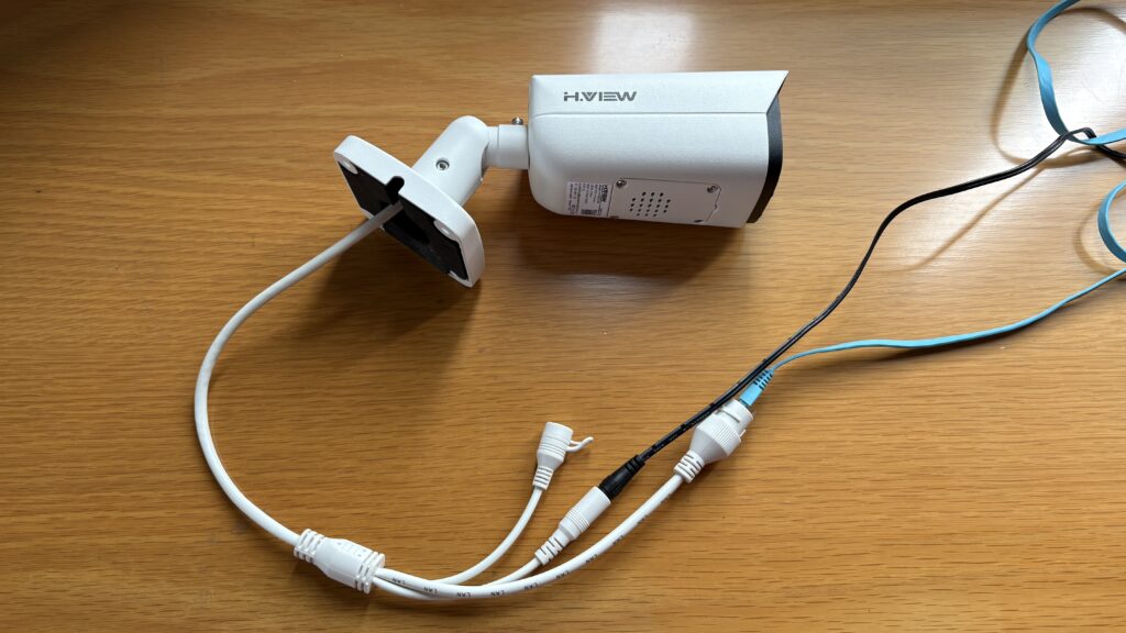 本体に電源アダプターとLANケーブルを挿した状態