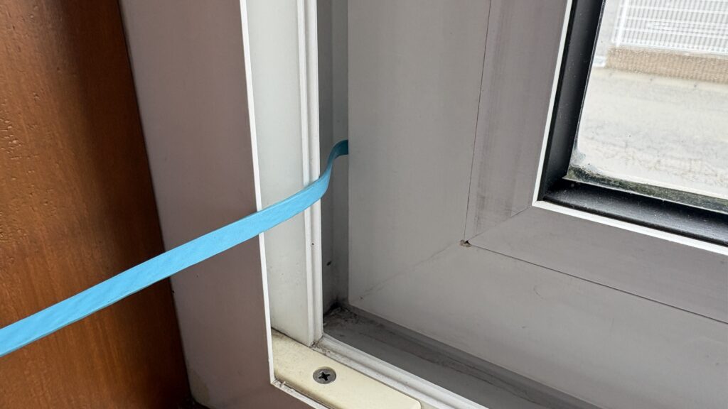 窓に挟んだPoE対応すき間LANケーブルの設置例