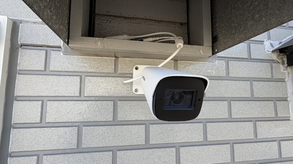 H.View HV-500G10A5を換気扇の隙間を利用してLANケーブルと電源を通した設置例