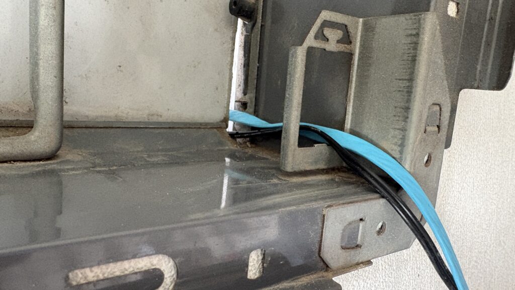 すき間LANケーブルは僅かな隙間でも通すことが出来る