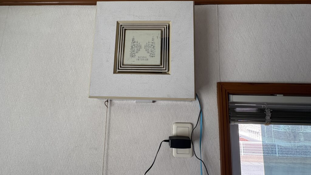 換気扇のコンセントも利用でき綺麗に納まった