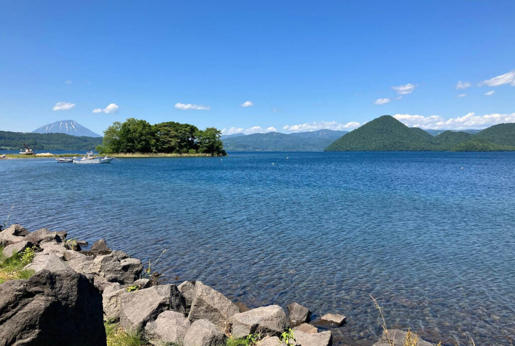 湖岸は殆ど岩場、前方が珍小島