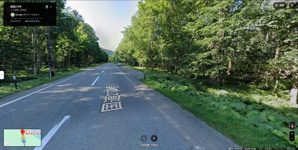 道路脇に数台の駐車スペース