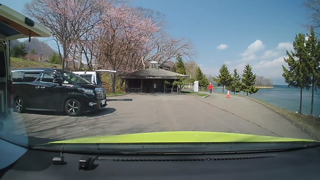 駐車場奥のトイレ