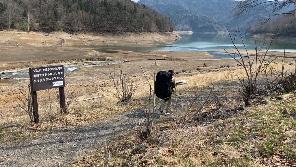 カヤックを背負って出艇地まで