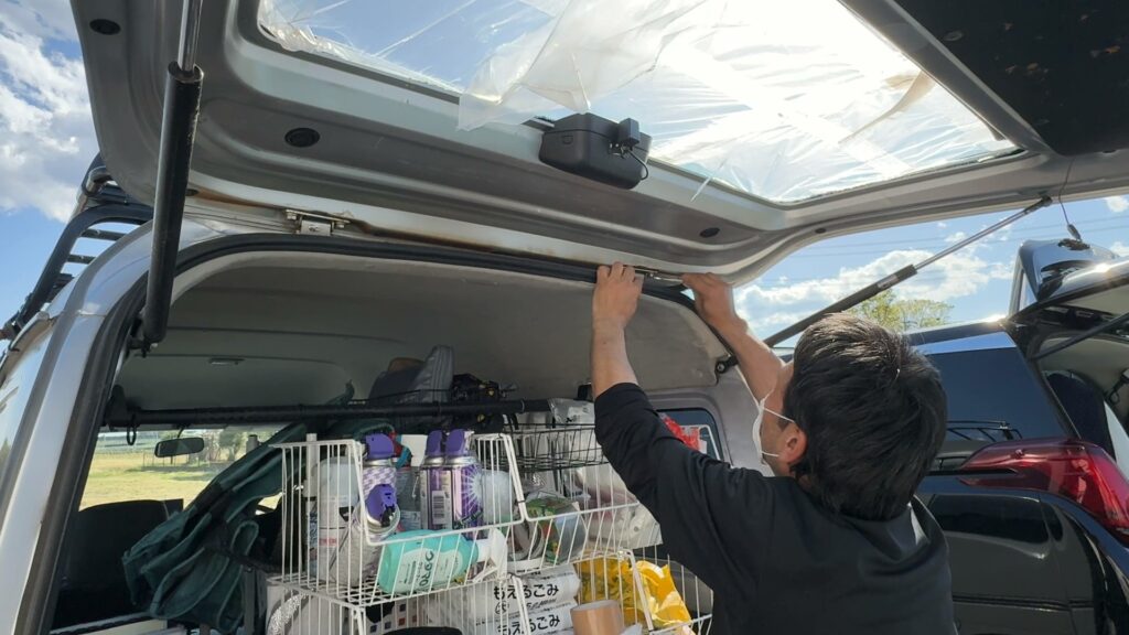 上部ボルト4か所を外す。