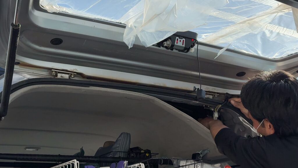 バックモニターの配線外し。