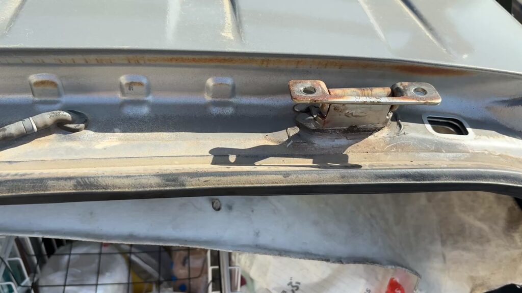 ボルトが付いていた丁番、硬かった。