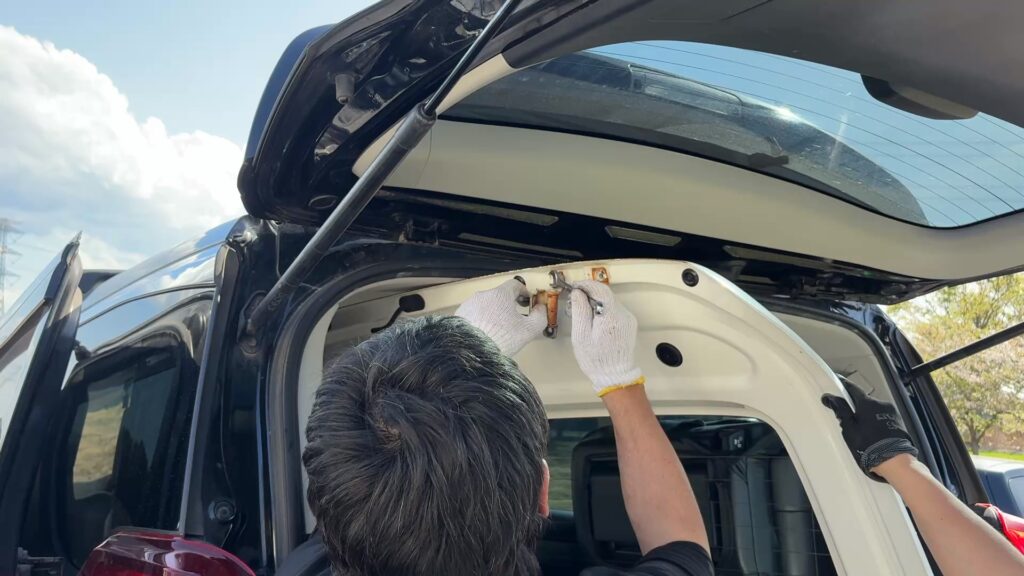 ドアの丁番を取って解決