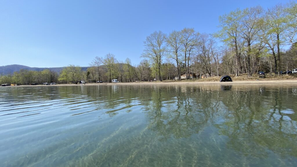 美笛キャンプ場テントが見える。