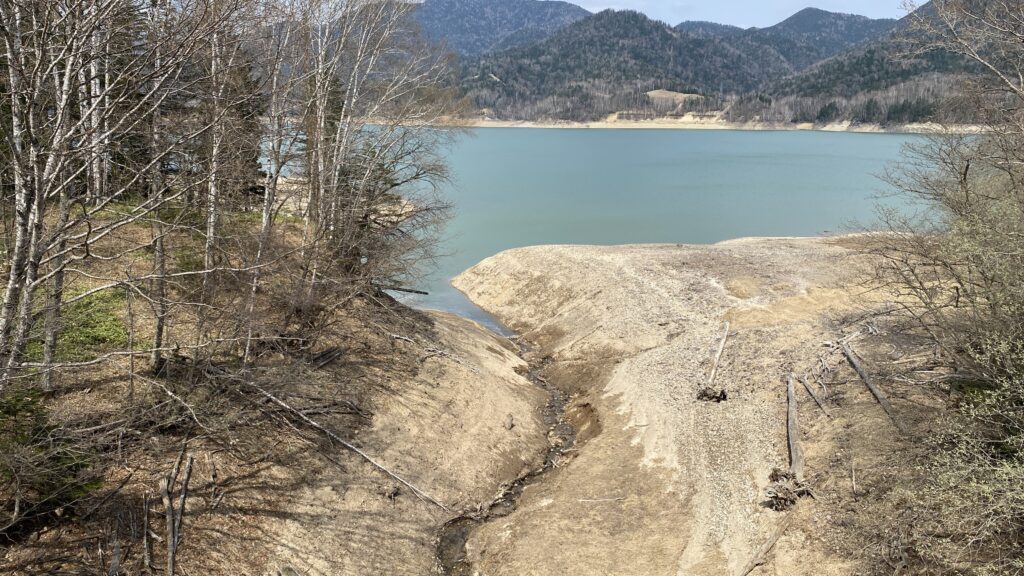 三の沢橋梁跡から見える糠平湖