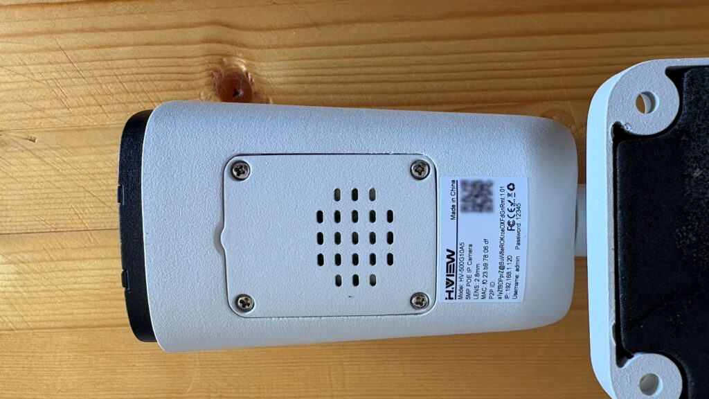 カバーを開けてmicroSDを挿入する