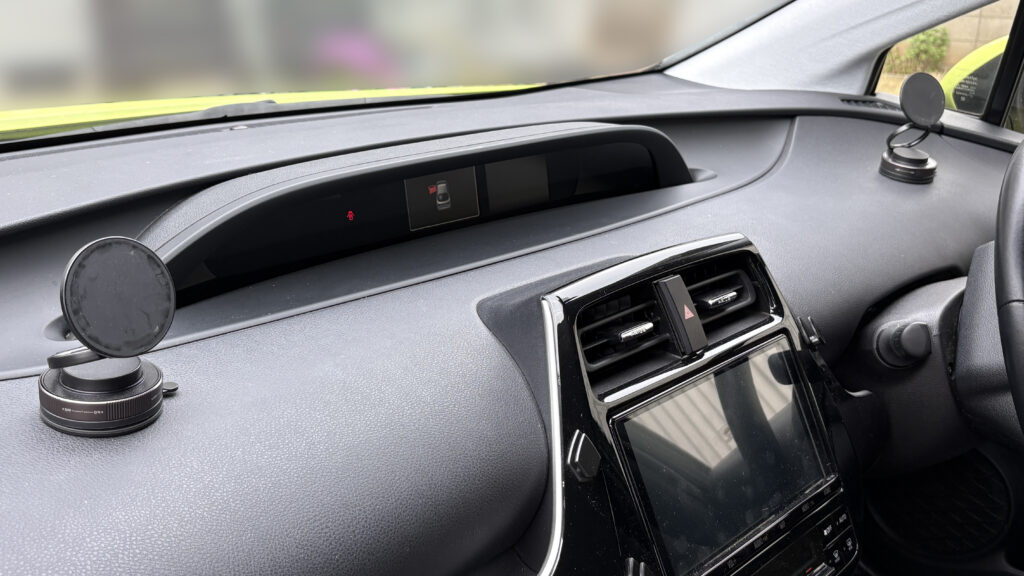 マグネット式ホルダーを左右にセット