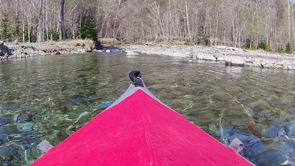 小さな小川が目印