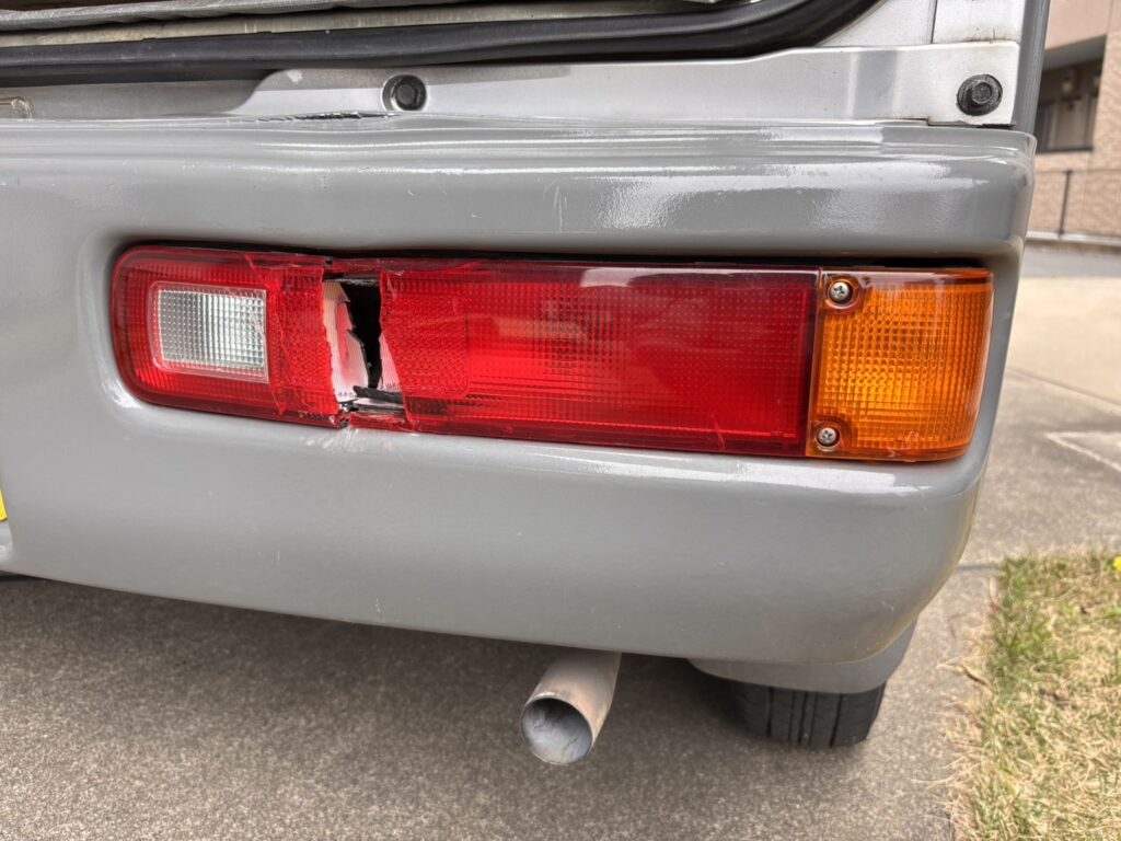 テールランプも破損