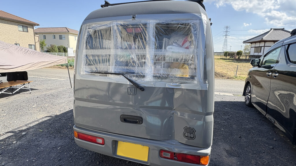 ぶつけたバックドア、板金工事以外考えられない。