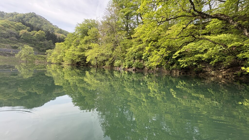 鏡のような湖面