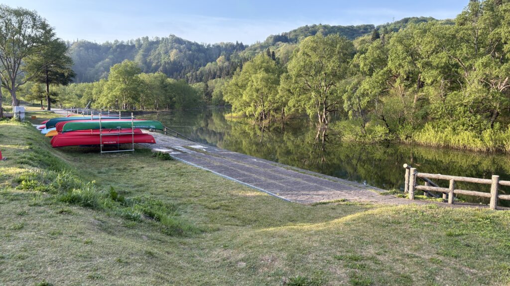 白川ダム湖岸公園駐車場裏の出艇地