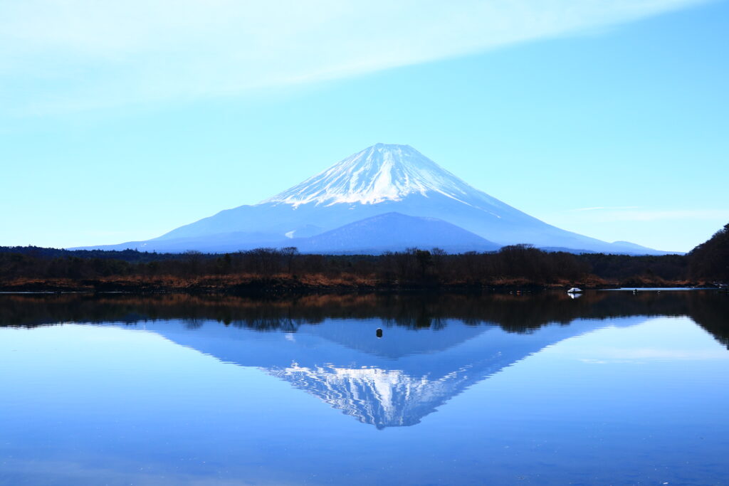 精進湖から見える逆さ富士
