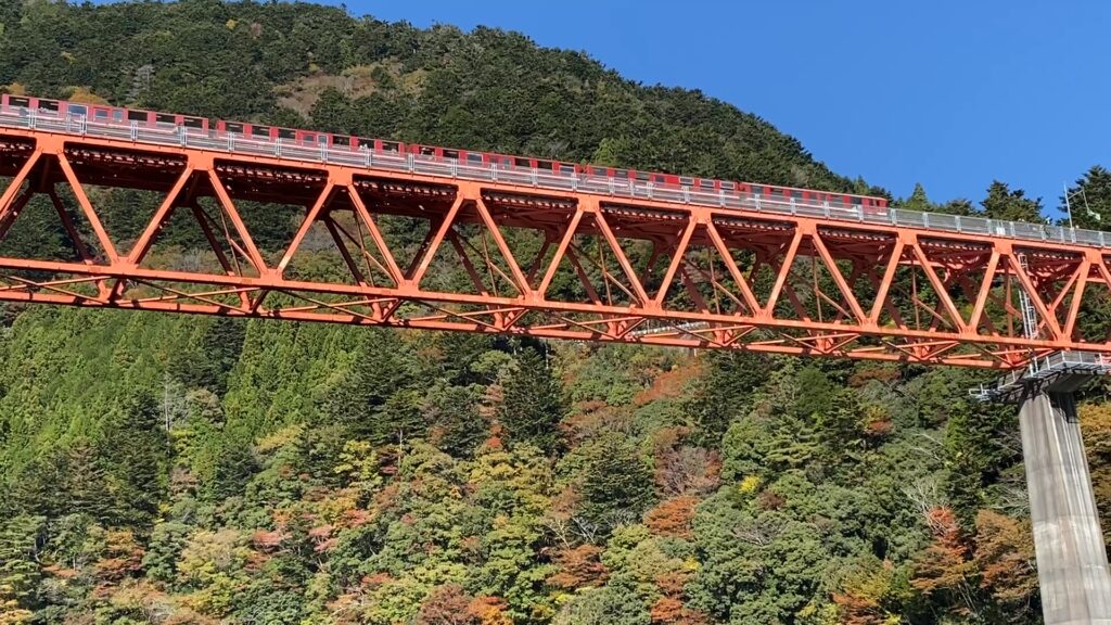 手を振る乗客
