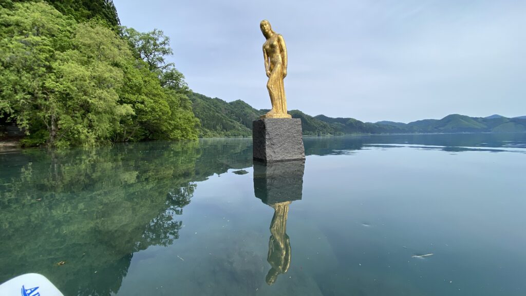 湖面からみるたつこ像