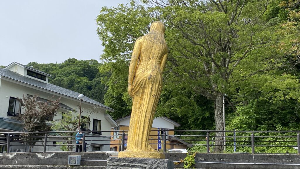 たつこ像の後ろ姿