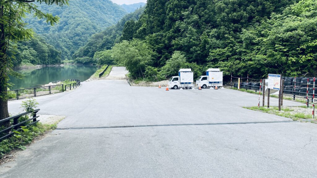 トラックに備えた仮設トイレ