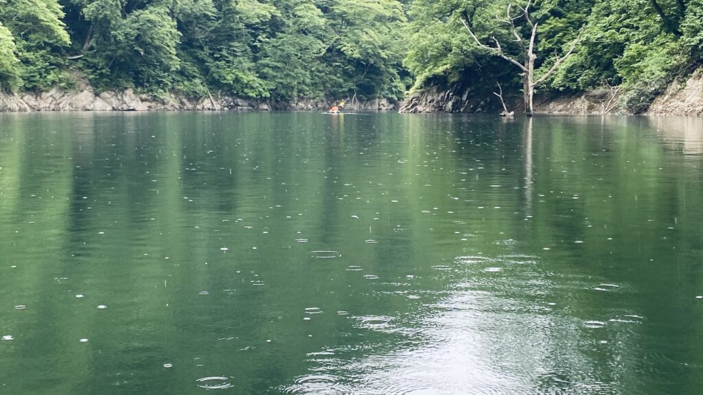 雨の百秋湖