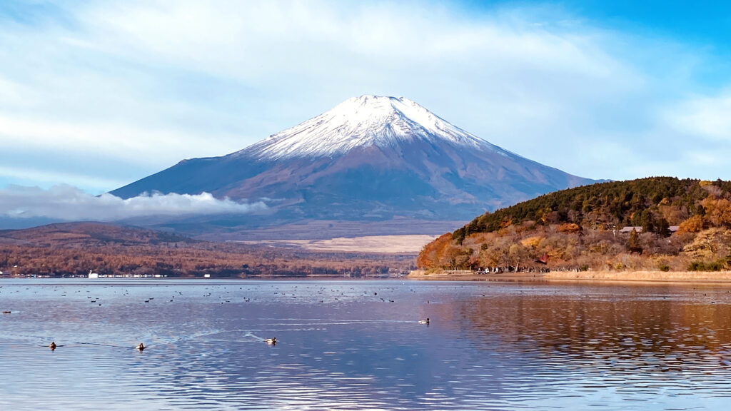 山中湖と富士山