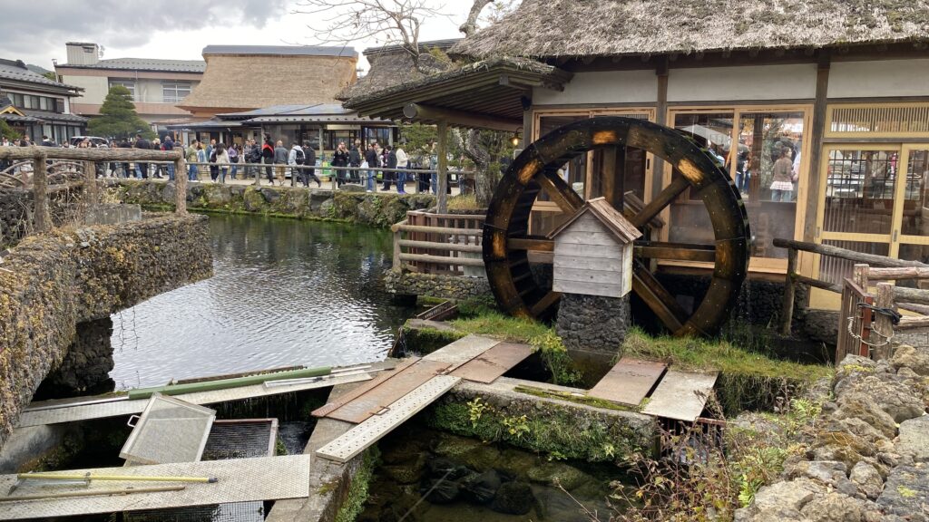 忍野八海の水車