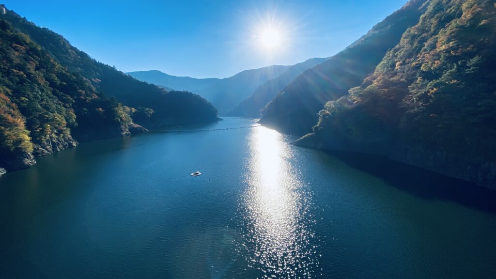 朝日と接祖湖